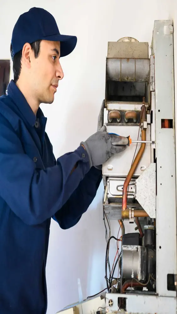 Técnico fazendo manutenção em aquecedor residencial